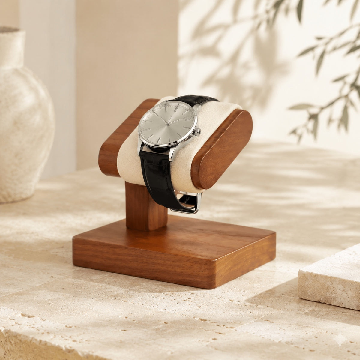 Porte-montre Solo Crème sur une table de nuit
