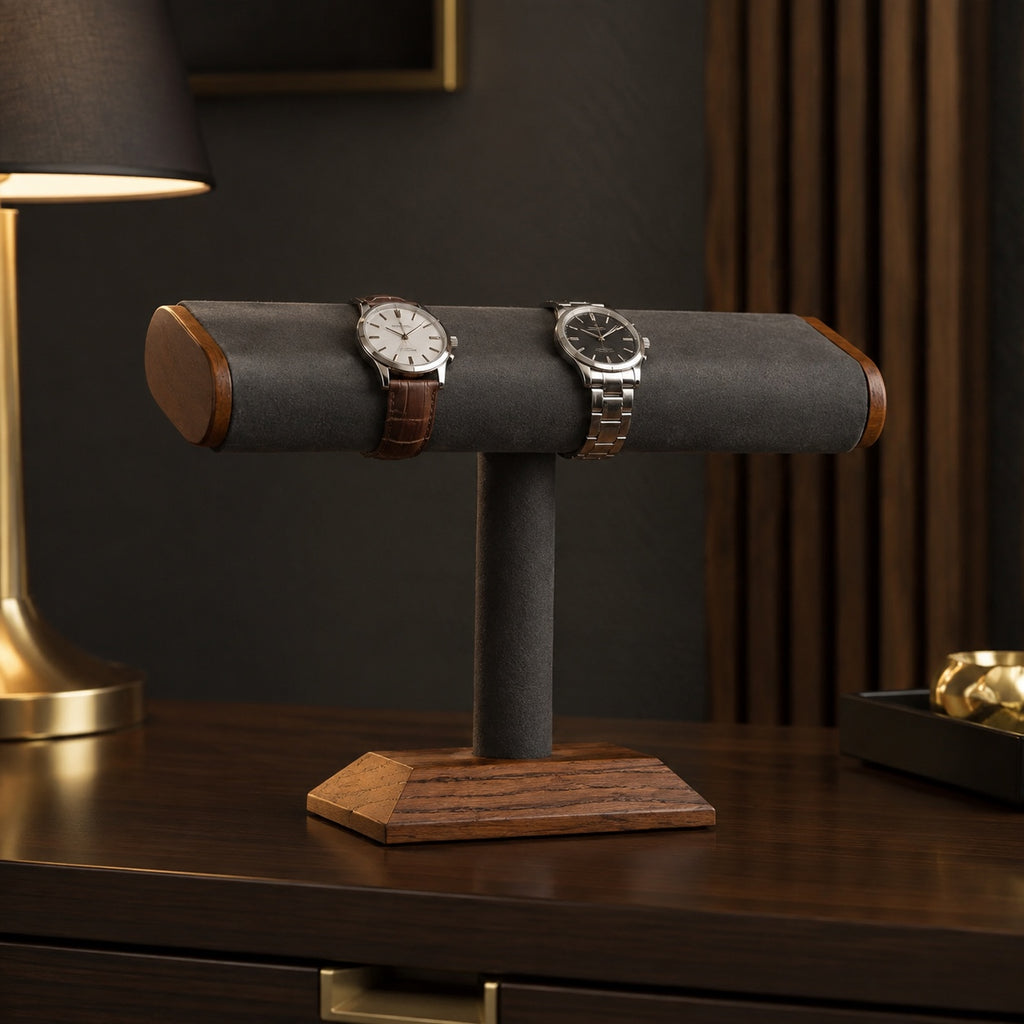Porte-montres Chêne Ardoise avec quatre montres exposées