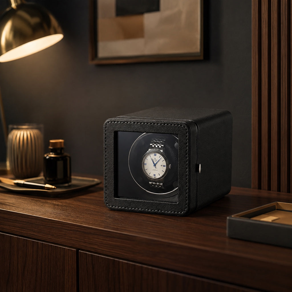 Remontoir Cube Onyx de trois quarts avec une montre en place