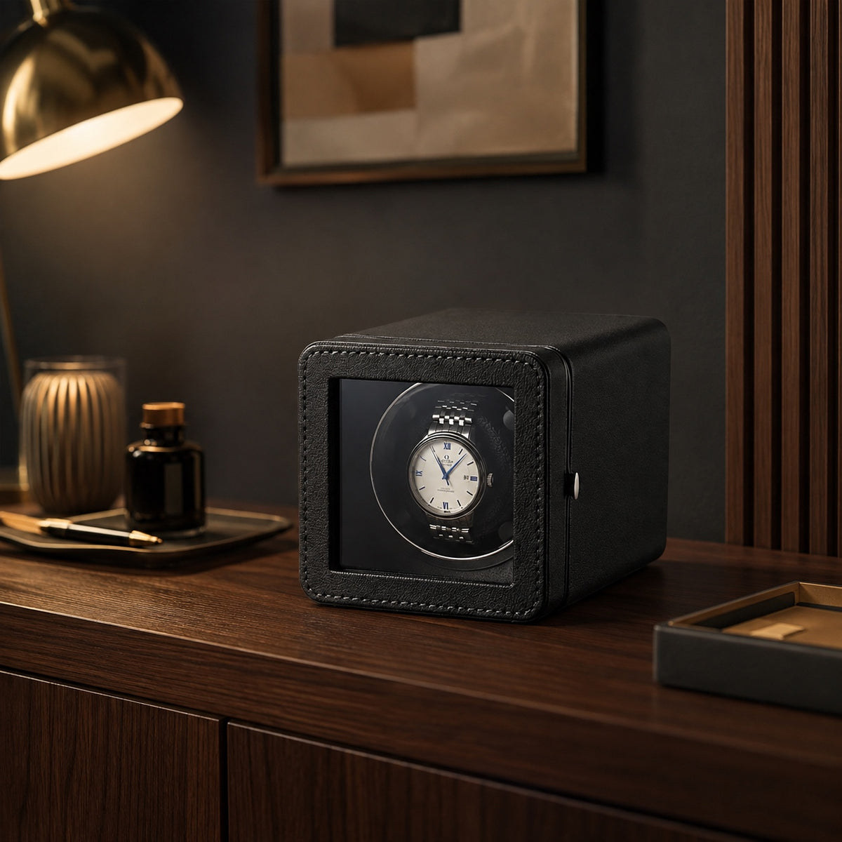 Remontoir Cube Onyx de trois quarts avec une montre en place